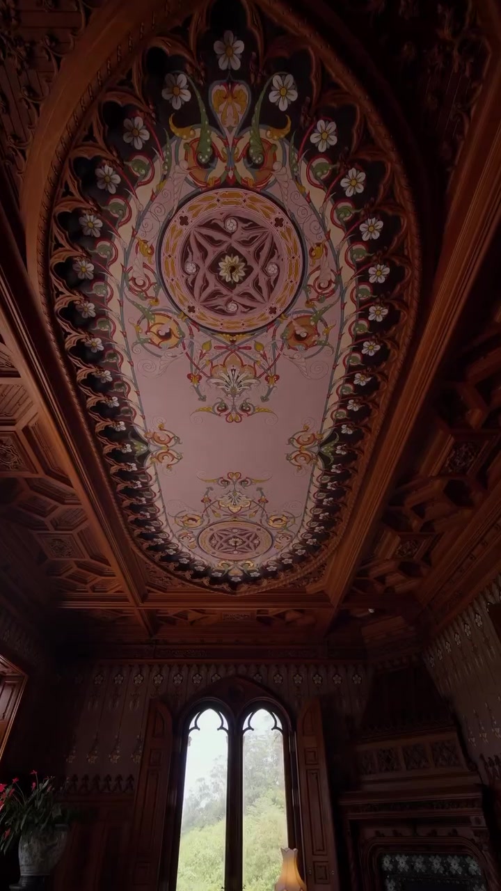 Saal mit bemalter Decke